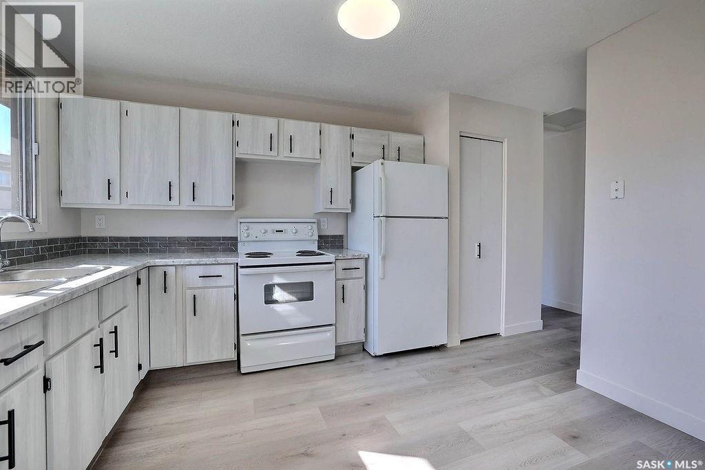 31 Mackenzie Way, Regina, SK - Indoor Photo Showing Kitchen
