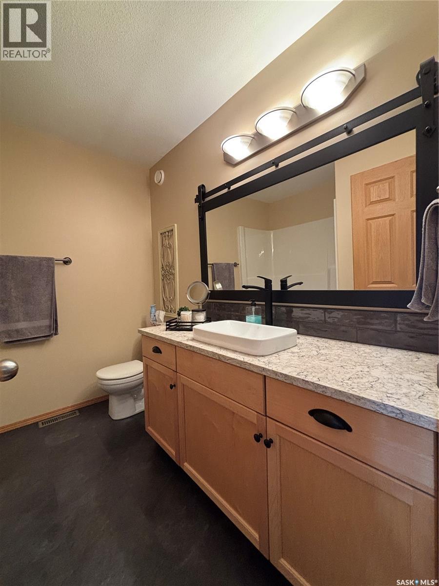 404 Herbert Street, Maple Creek, SK - Indoor Photo Showing Bathroom