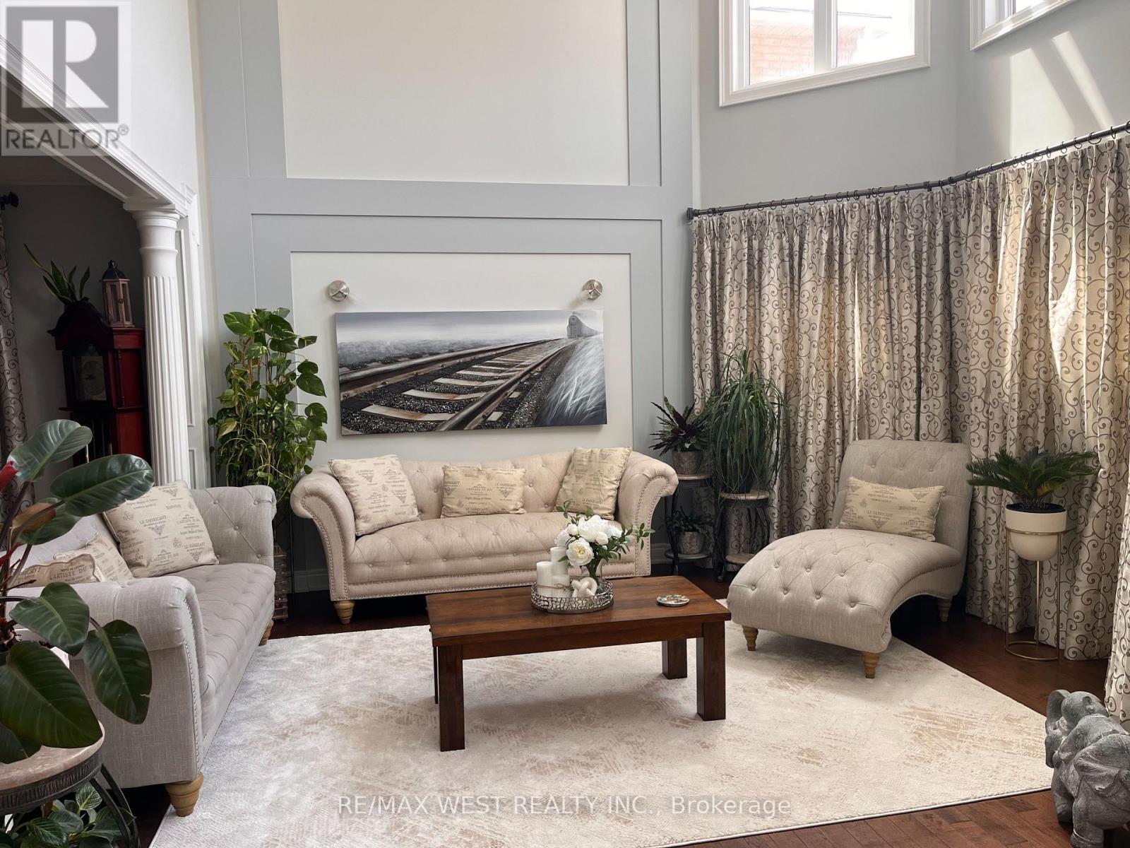 4 Inder Heights Drive, Brampton, ON - Indoor Photo Showing Living Room