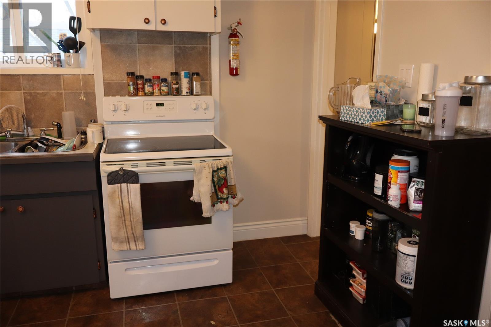 203 5Th Avenue W, Assiniboia, SK - Indoor Photo Showing Kitchen