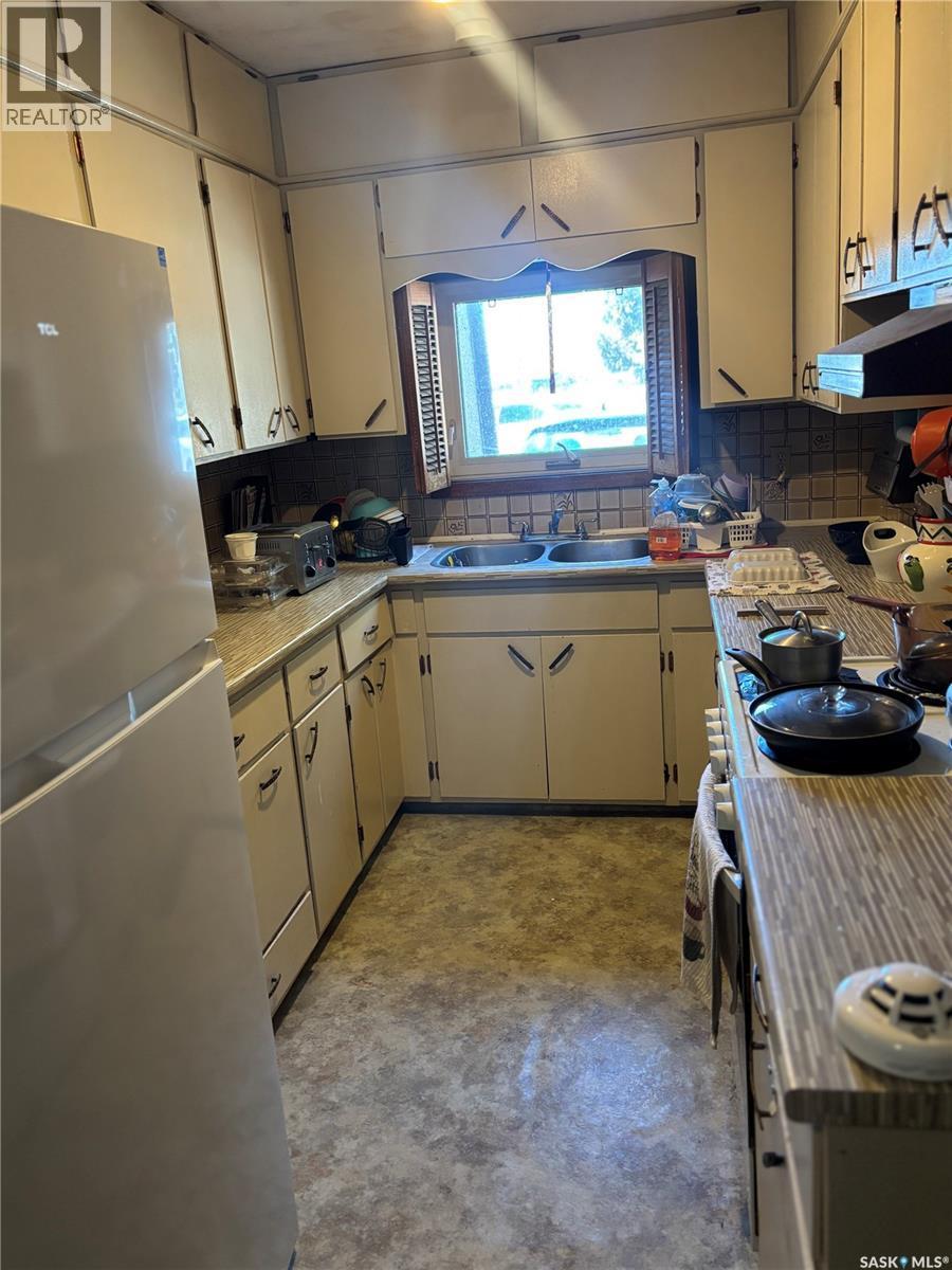 906 Weldon Avenue, Saskatoon, SK - Indoor Photo Showing Kitchen With Double Sink