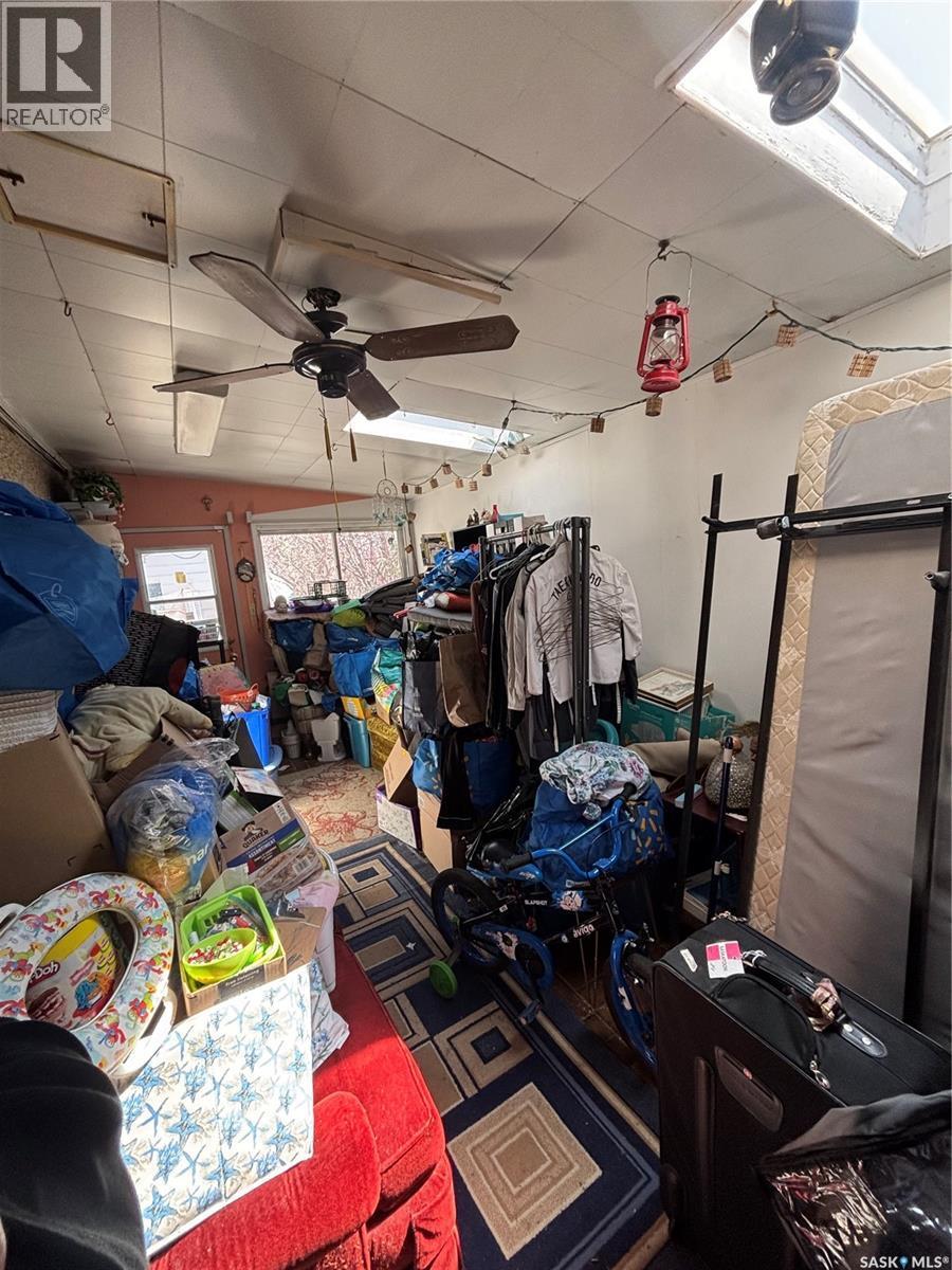 906 Weldon Avenue, Saskatoon, SK - Indoor Photo Showing Garage
