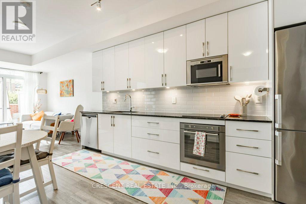 Th101 - 99 Eagle Rock Way, Vaughan, ON - Indoor Photo Showing Kitchen With Upgraded Kitchen