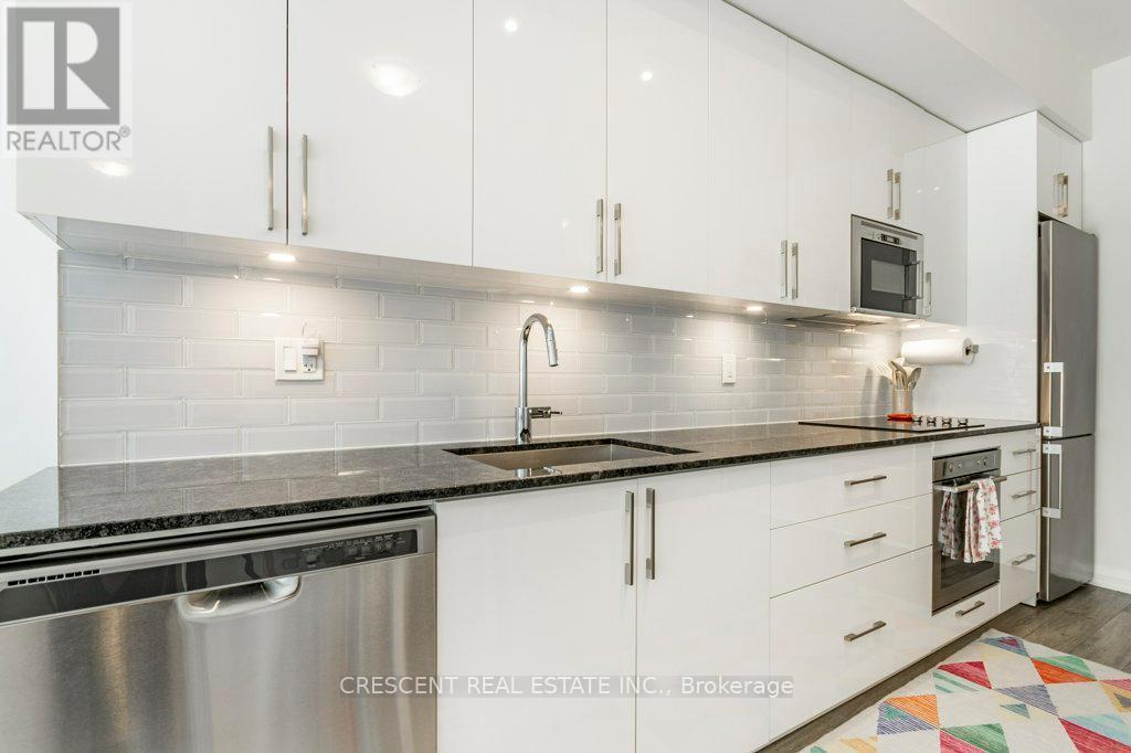 Th101 - 99 Eagle Rock Way, Vaughan, ON - Indoor Photo Showing Kitchen With Upgraded Kitchen