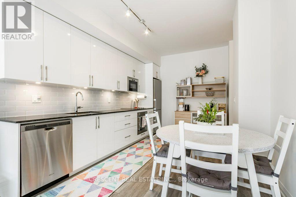 Th101 - 99 Eagle Rock Way, Vaughan, ON - Indoor Photo Showing Dining Room