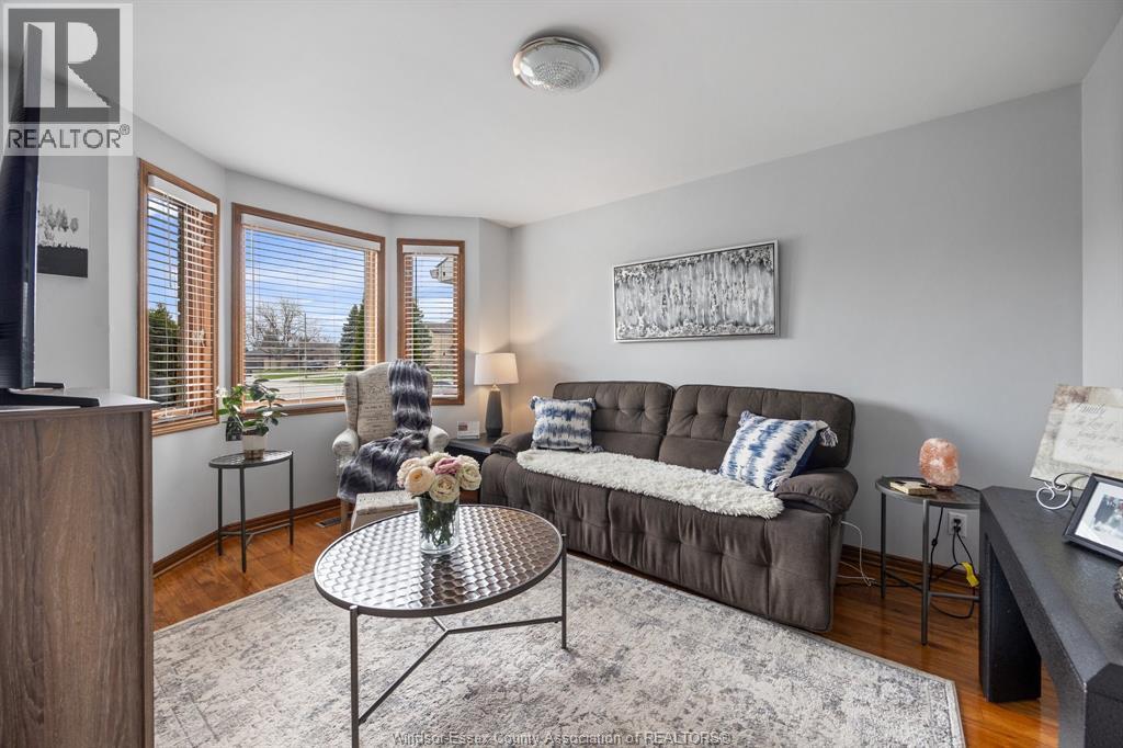 12314 Funaro Crescent, Tecumseh, ON - Indoor Photo Showing Living Room