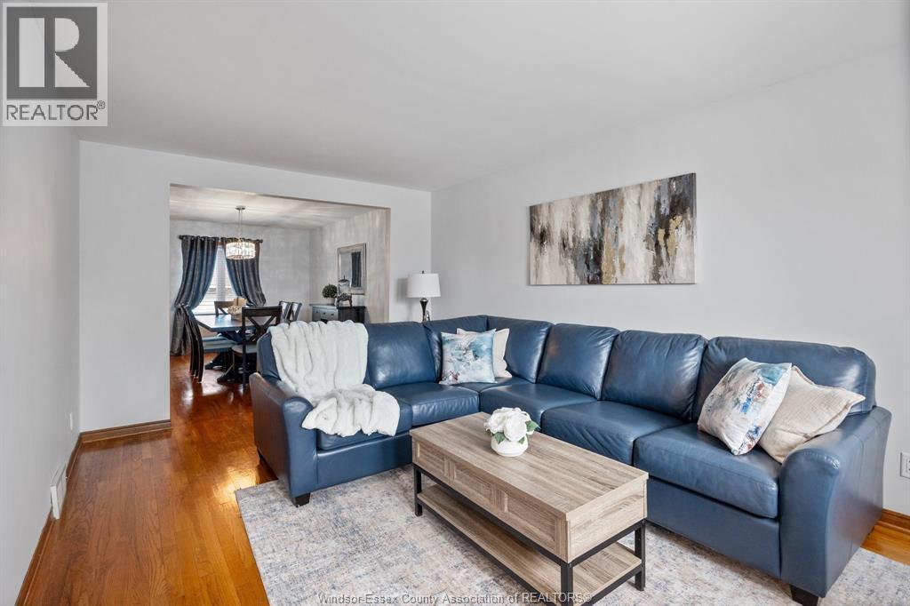 12314 Funaro Crescent, Tecumseh, ON - Indoor Photo Showing Living Room