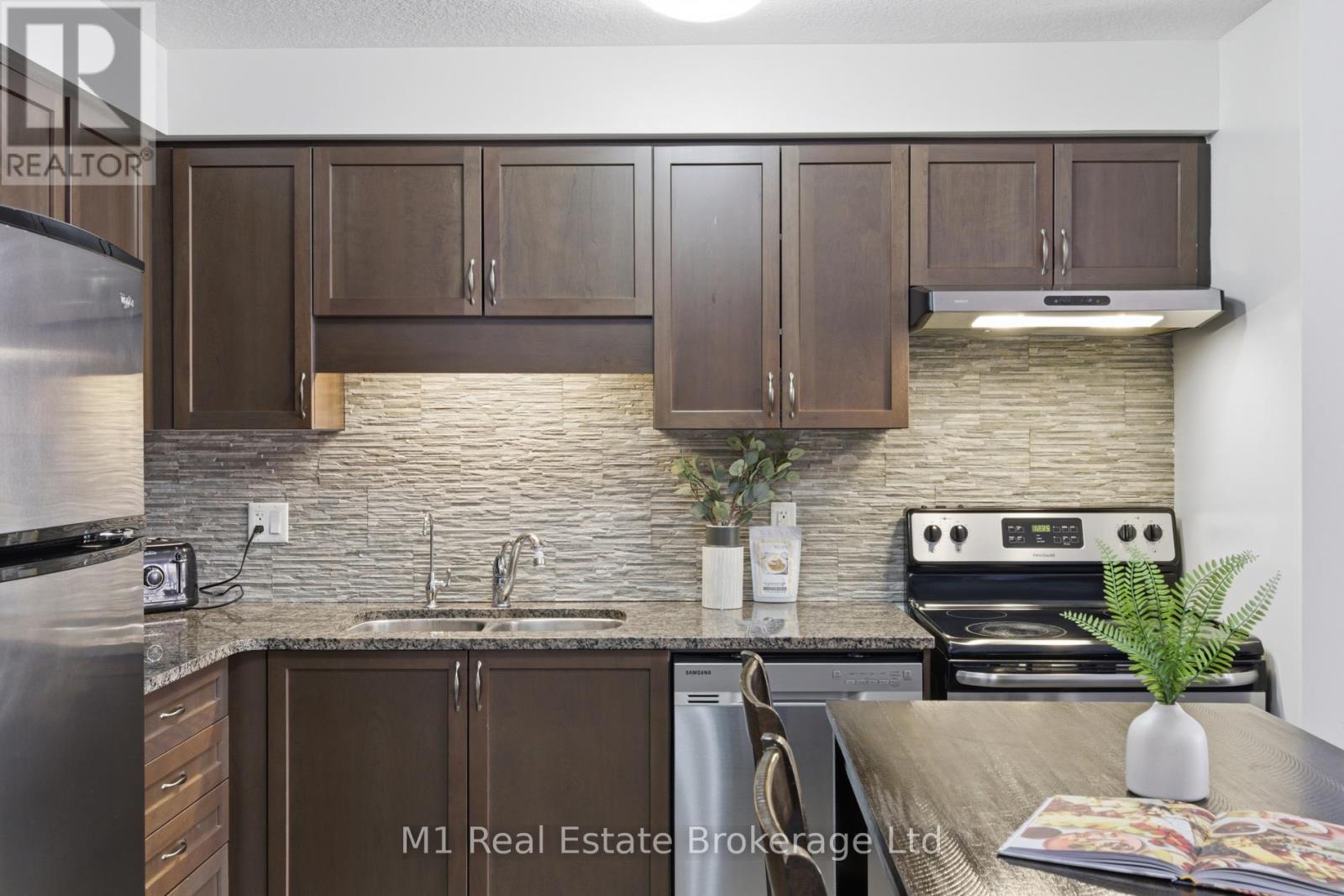 75 Arlington Crescent, Guelph (Pineridge/Westminster Woods), ON - Indoor Photo Showing Kitchen With Double Sink With Upgraded Kitchen