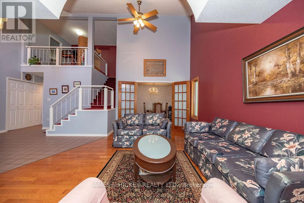 224 Thomas Street, Deep River, ON - Indoor Photo Showing Living Room
