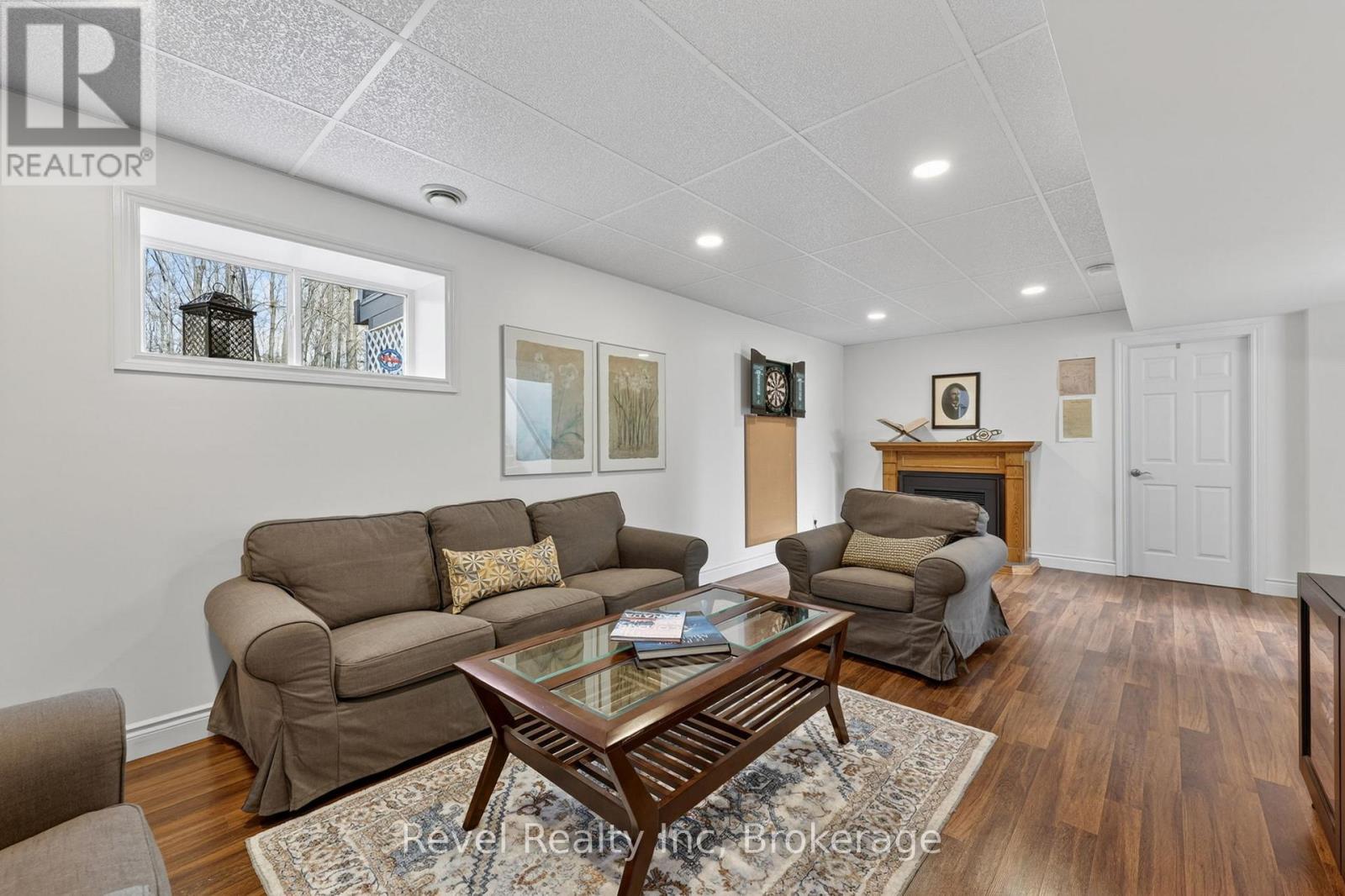 87 Trout Lane, Tiny, ON - Indoor Photo Showing Living Room