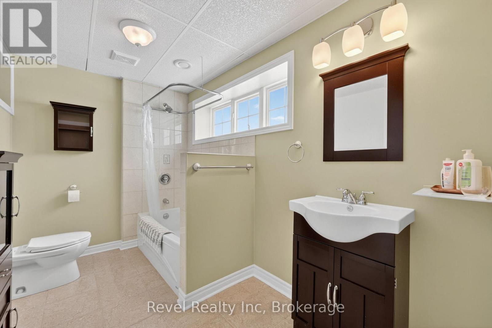 87 Trout Lane, Tiny, ON - Indoor Photo Showing Bathroom