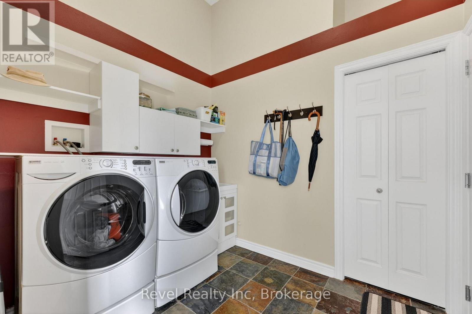 87 Trout Lane, Tiny, ON - Indoor Photo Showing Laundry Room