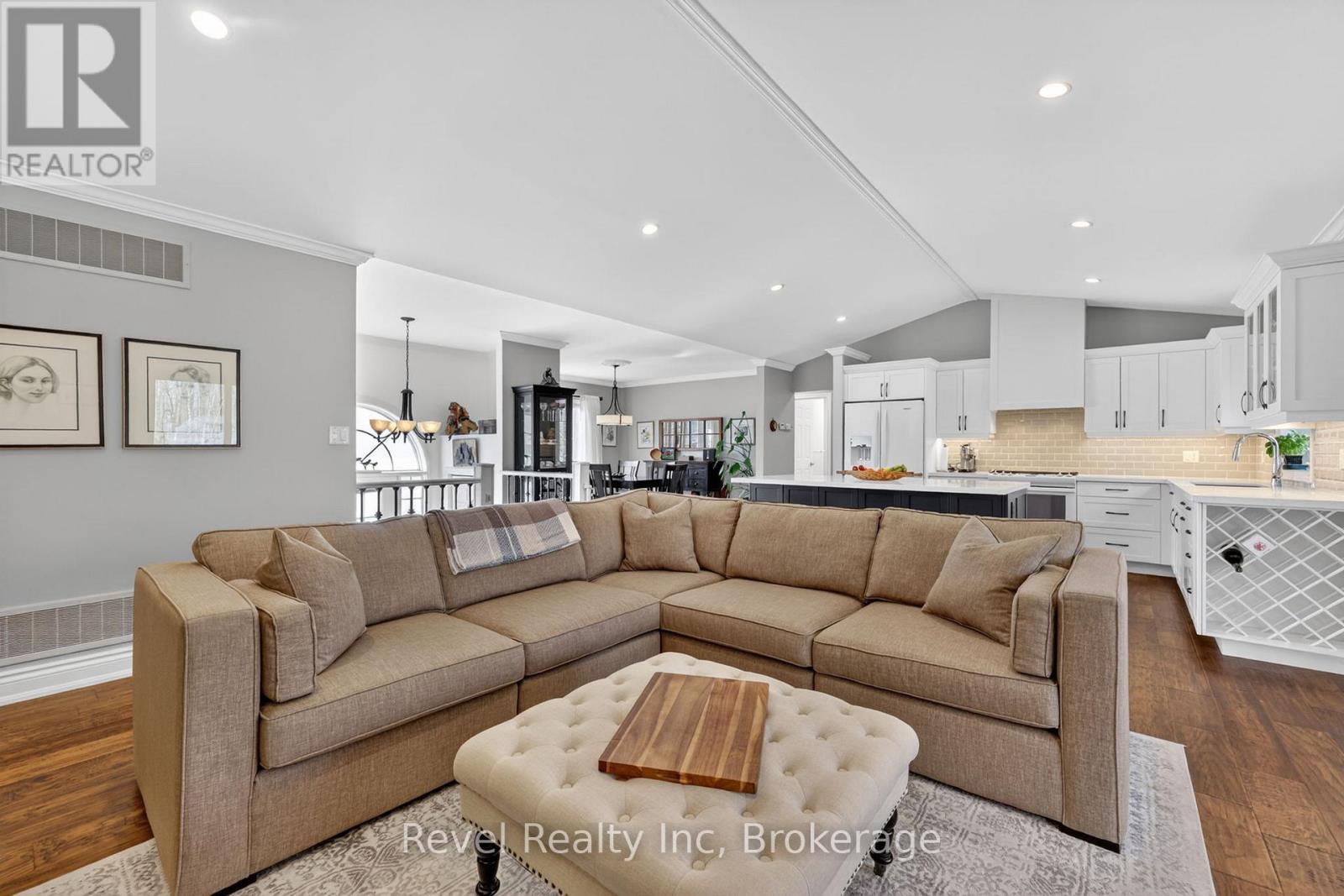 87 Trout Lane, Tiny, ON - Indoor Photo Showing Living Room