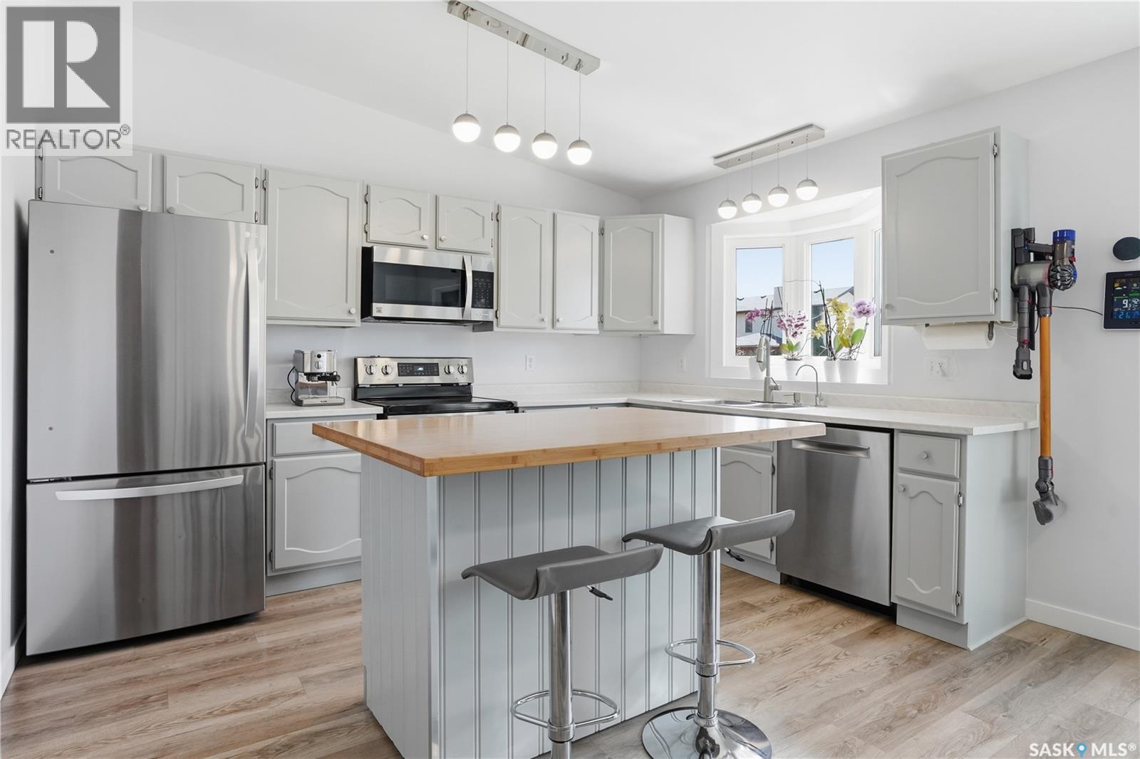 6547 Hird Crescent, Regina, SK - Indoor Photo Showing Kitchen With Stainless Steel Kitchen With Upgraded Kitchen