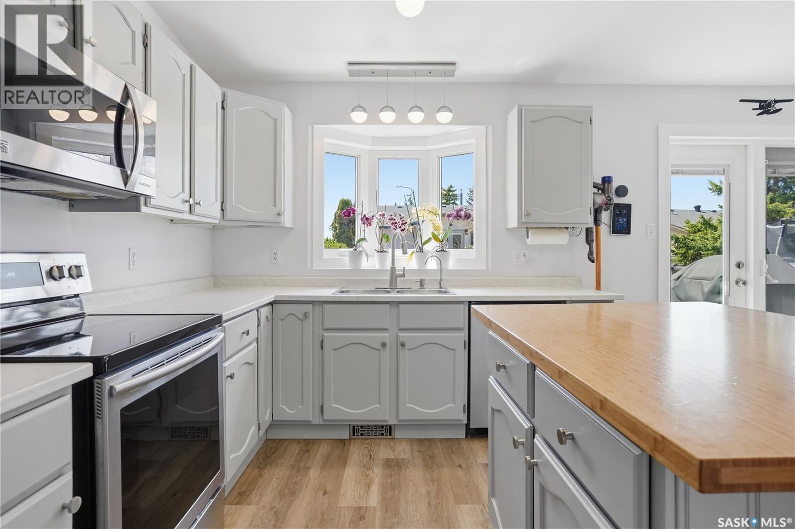6547 Hird Crescent, Regina, SK - Indoor Photo Showing Kitchen With Double Sink