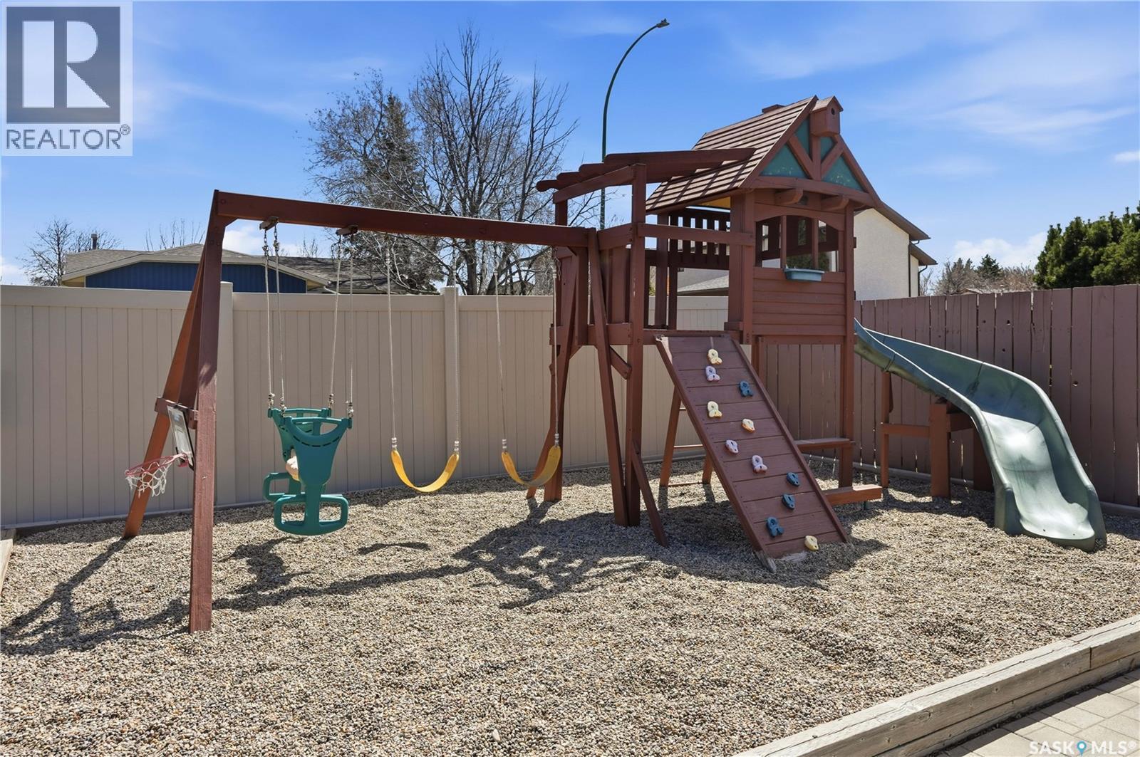 6547 Hird Crescent, Regina, SK - Outdoor