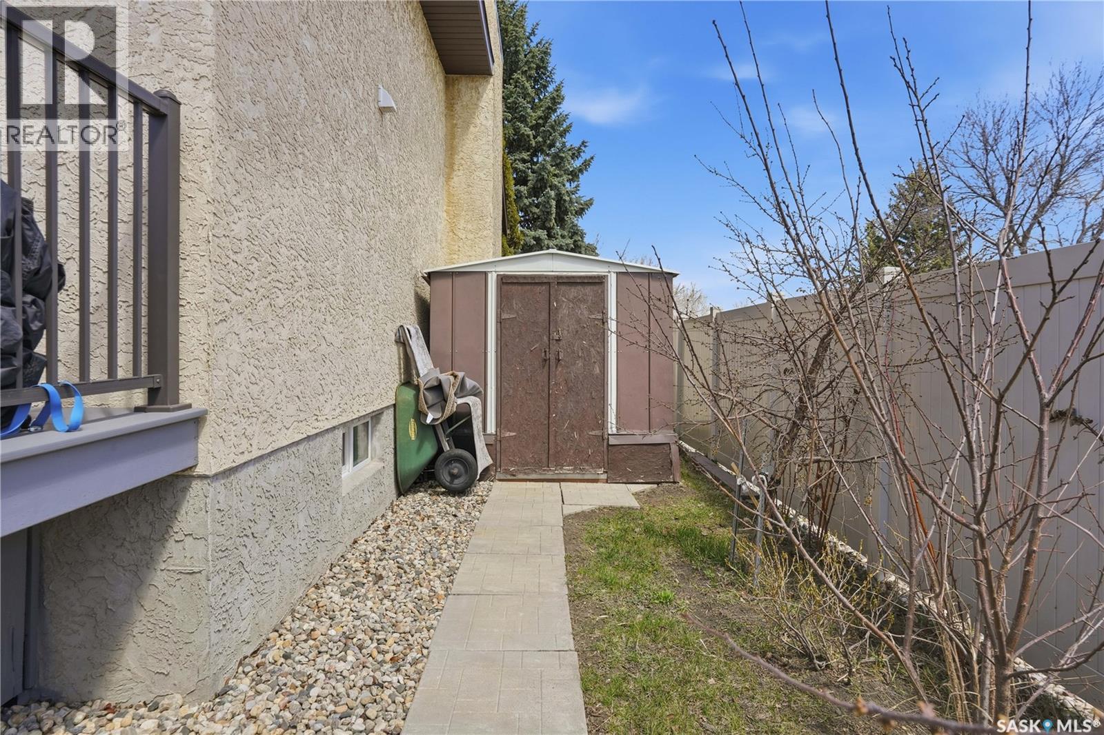 6547 Hird Crescent, Regina, SK - Outdoor