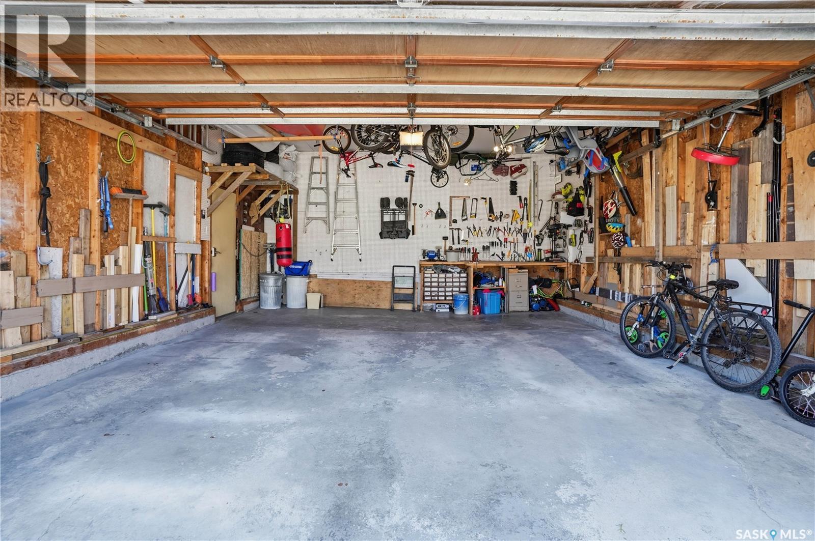 6547 Hird Crescent, Regina, SK - Indoor Photo Showing Garage