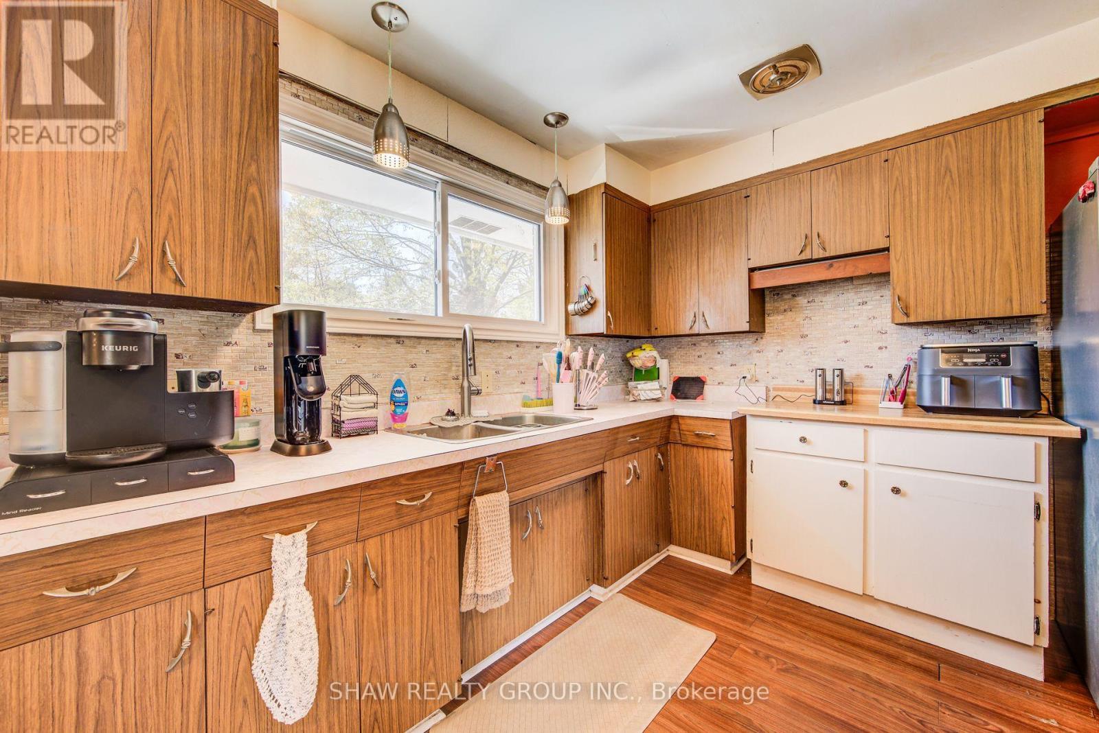 216 Hungerford Road, Cambridge, ON - Indoor Photo Showing Kitchen With Double Sink