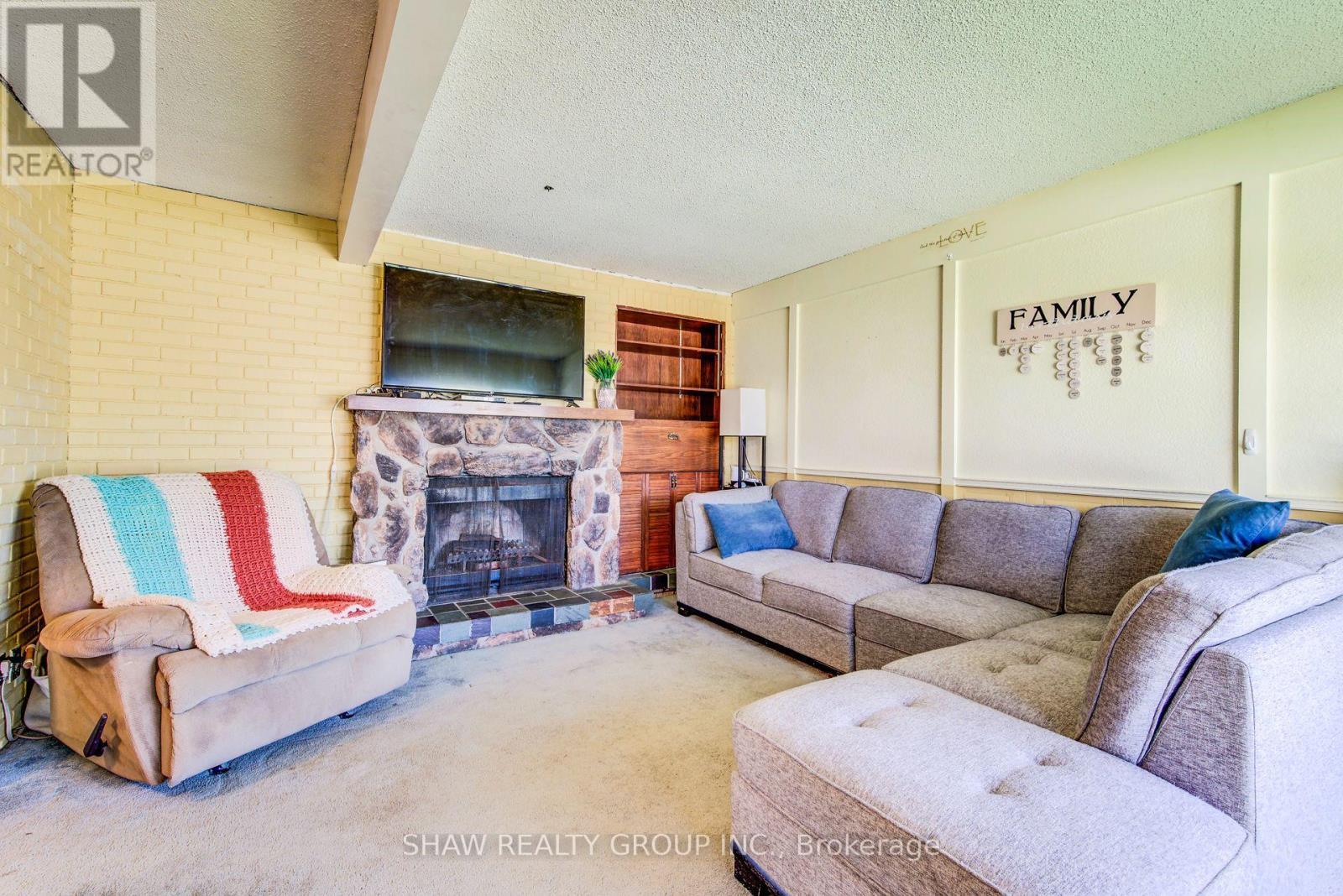 216 Hungerford Road, Cambridge, ON - Indoor Photo Showing Living Room With Fireplace