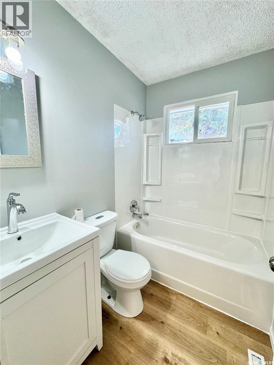 624 7Th Street E, Prince Albert, SK - Indoor Photo Showing Bathroom