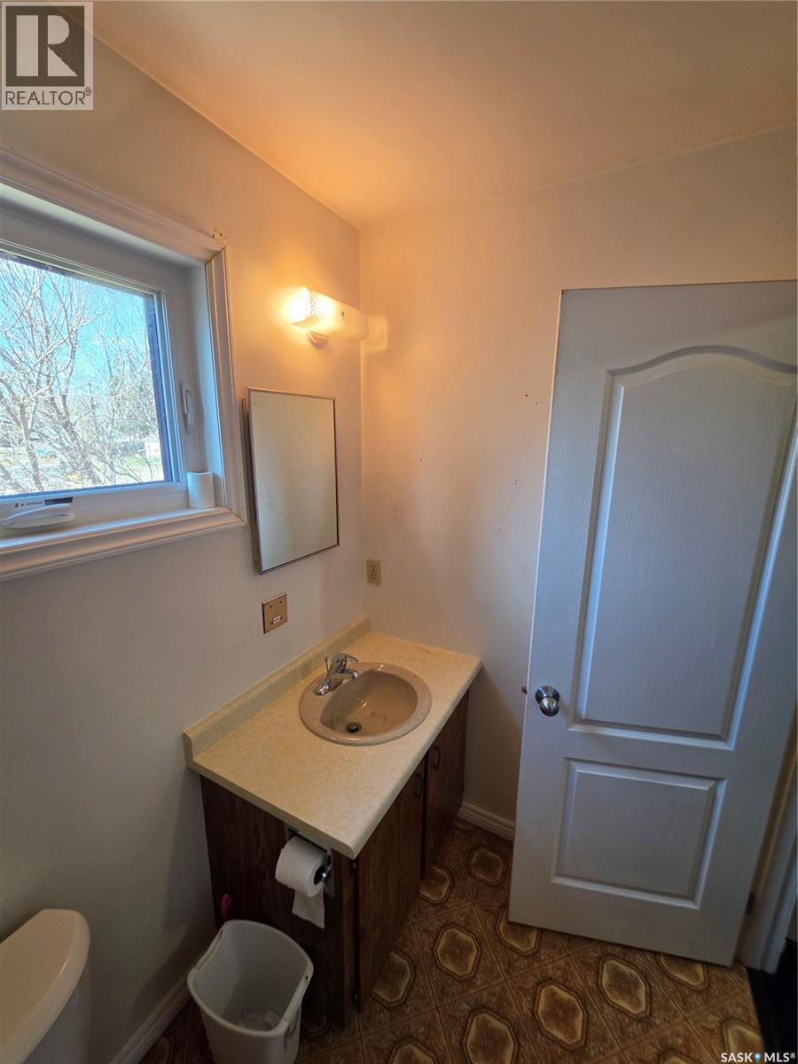 725 2Nd Avenue, Raymore, SK - Indoor Photo Showing Bathroom