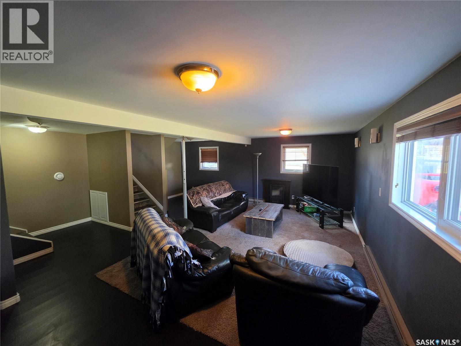 725 2Nd Avenue, Raymore, SK - Indoor