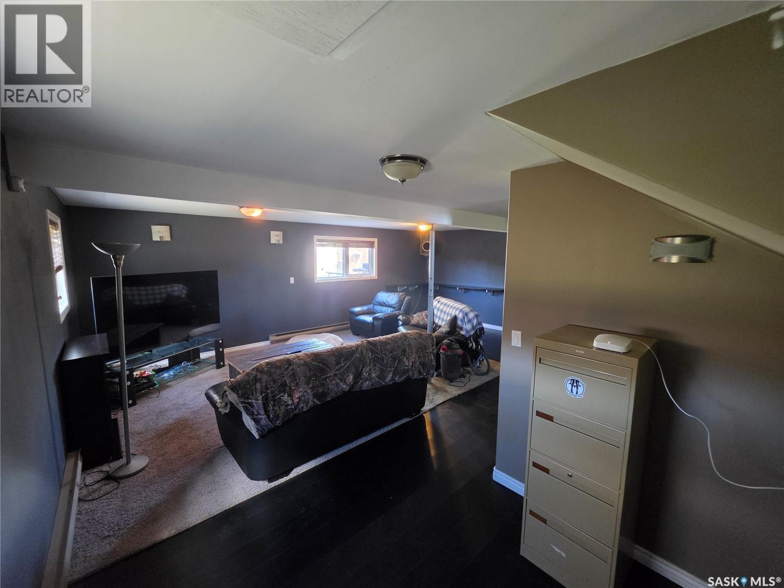 725 2Nd Avenue, Raymore, SK - Indoor