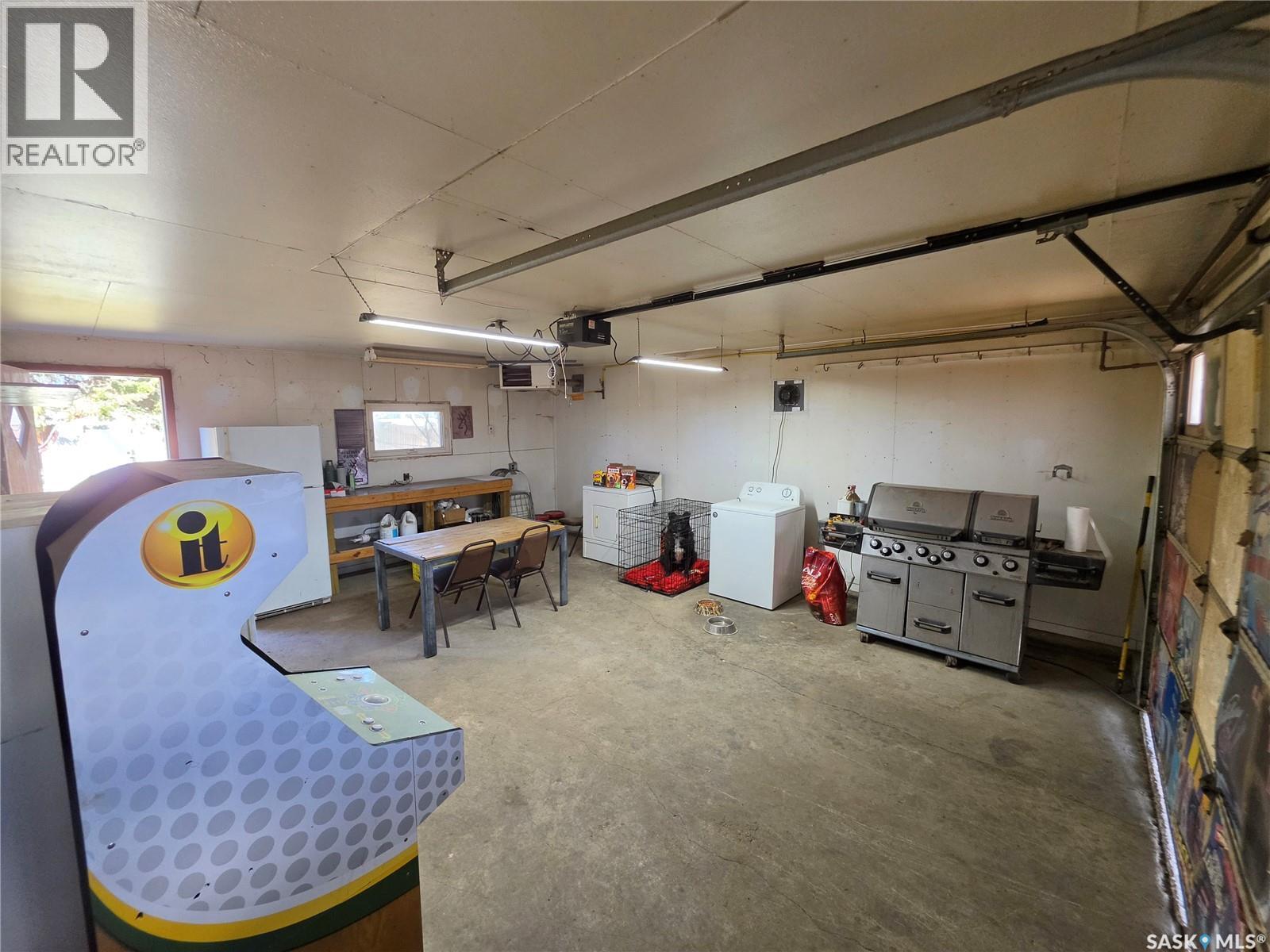 725 2Nd Avenue, Raymore, SK - Indoor Photo Showing Garage
