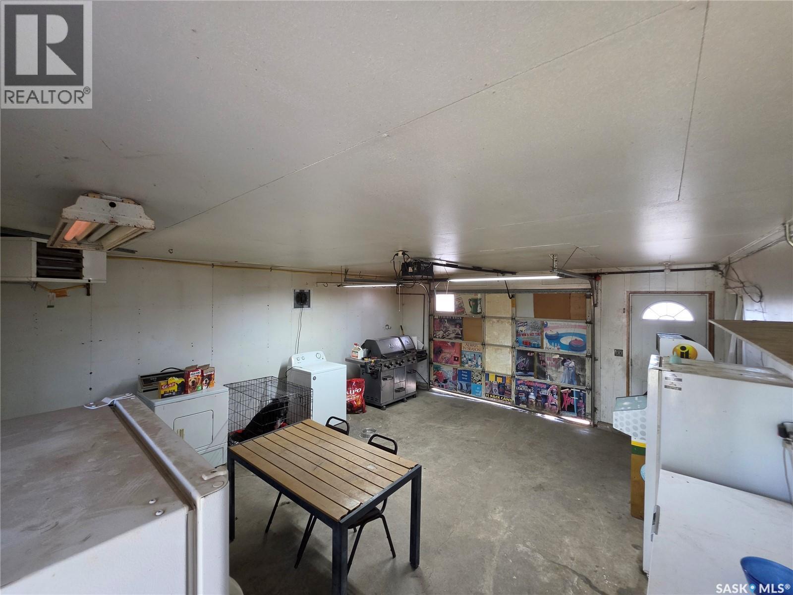 725 2Nd Avenue, Raymore, SK - Indoor Photo Showing Garage