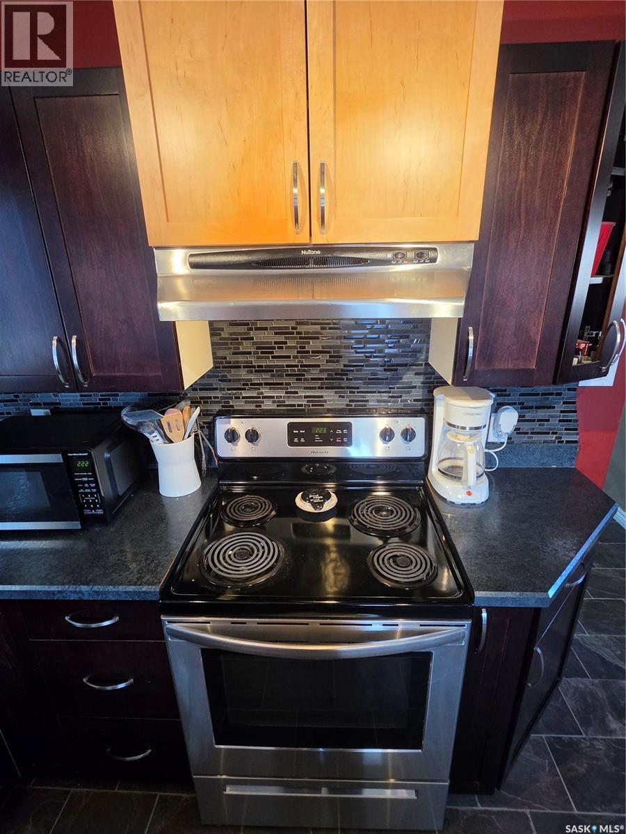 725 2Nd Avenue, Raymore, SK - Indoor Photo Showing Kitchen