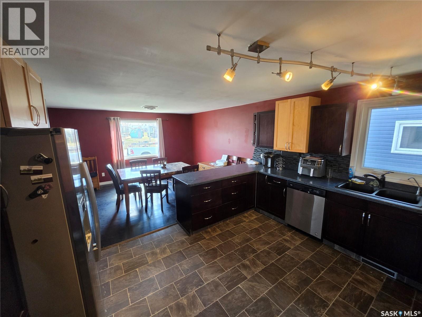 725 2Nd Avenue, Raymore, SK - Indoor