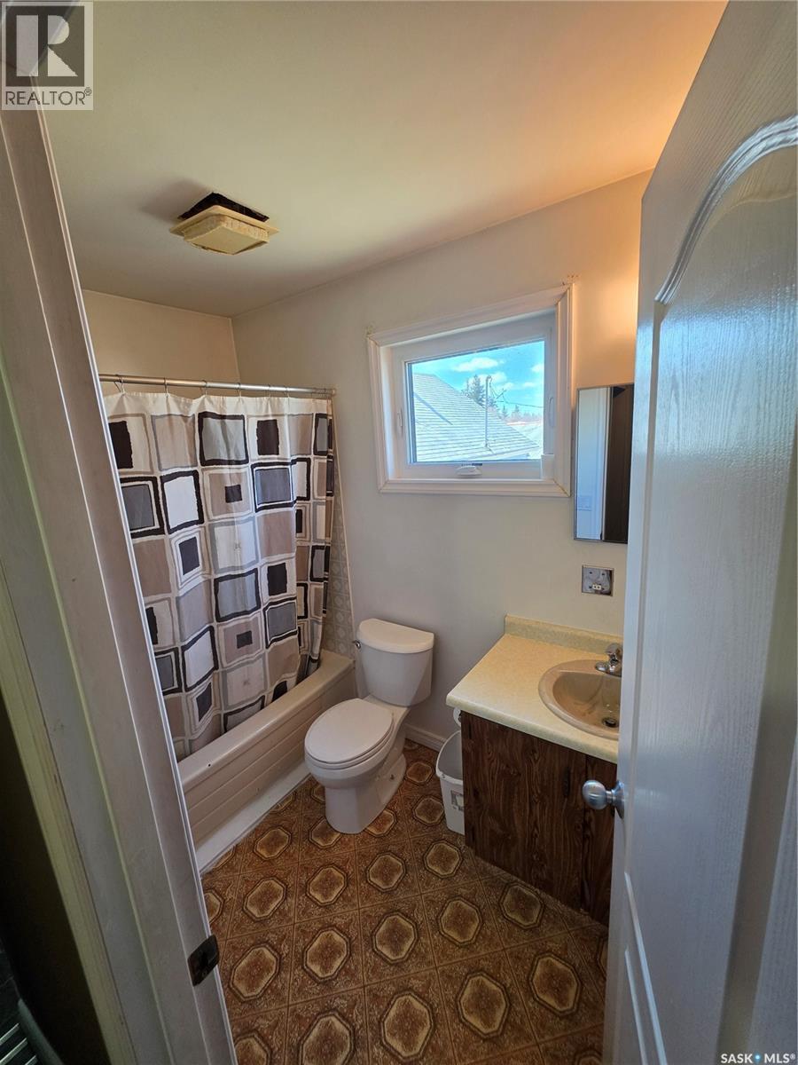 725 2Nd Avenue, Raymore, SK - Indoor Photo Showing Bathroom