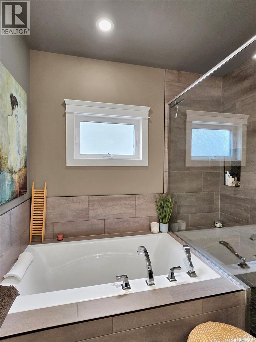 522 Hastings Crescent, Saskatoon, SK - Indoor Photo Showing Bathroom