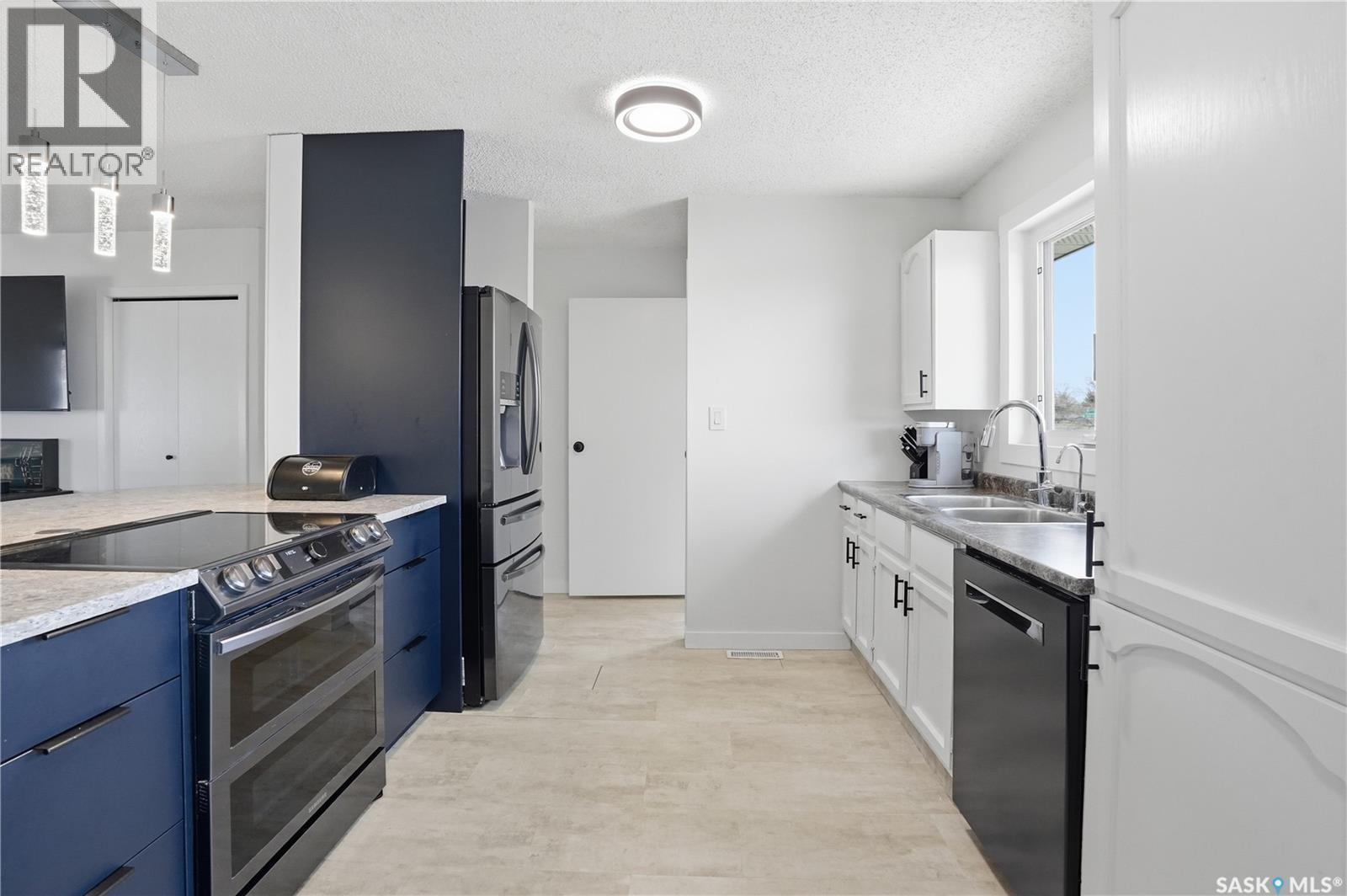 78 Vernon Crescent, Regina, SK - Indoor Photo Showing Kitchen With Double Sink