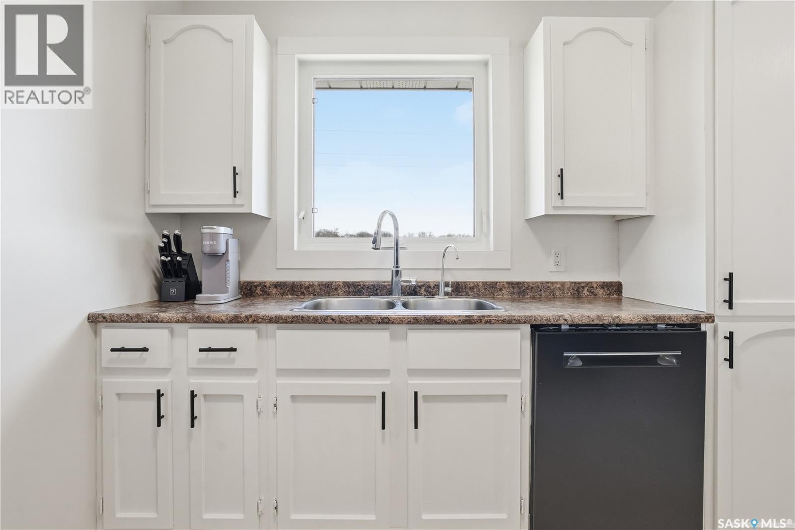 78 Vernon Crescent, Regina, SK - Indoor Photo Showing Kitchen With Double Sink