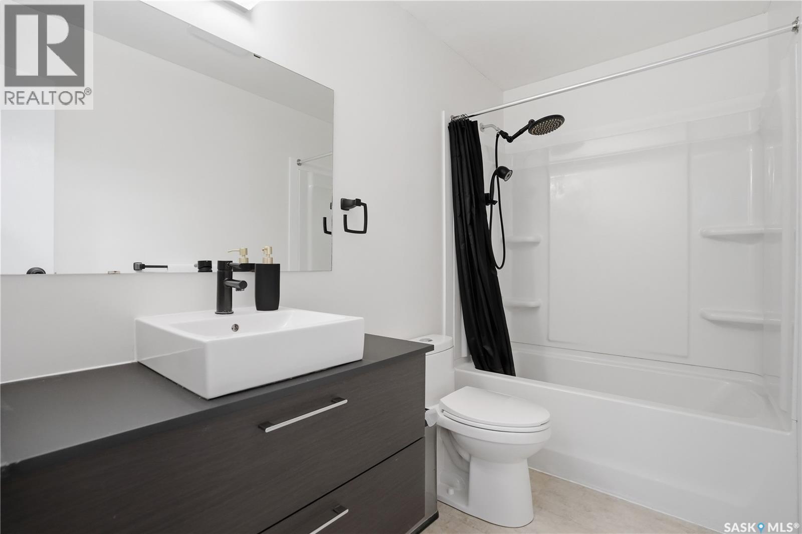 78 Vernon Crescent, Regina, SK - Indoor Photo Showing Bathroom