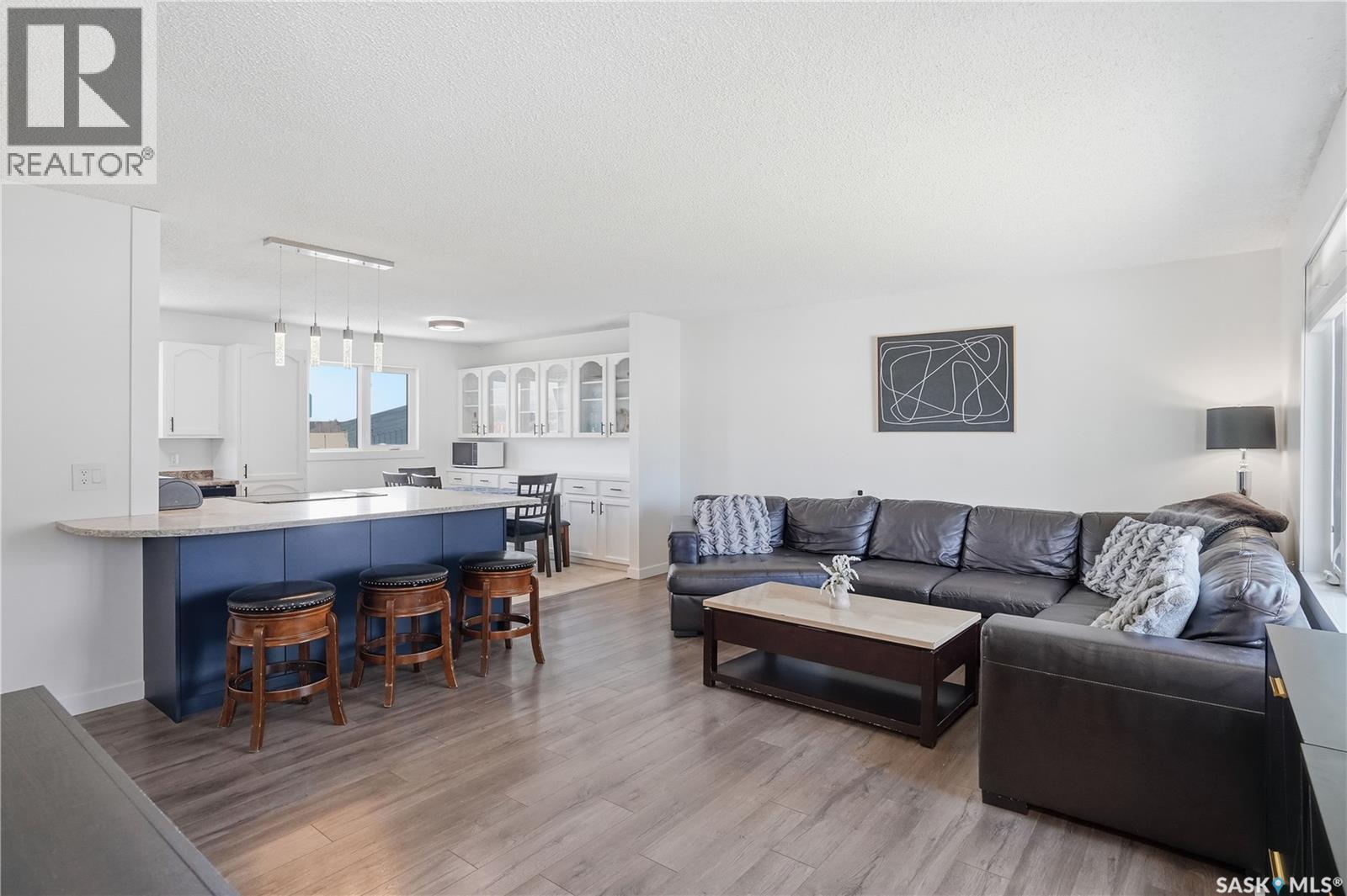 78 Vernon Crescent, Regina, SK - Indoor Photo Showing Living Room