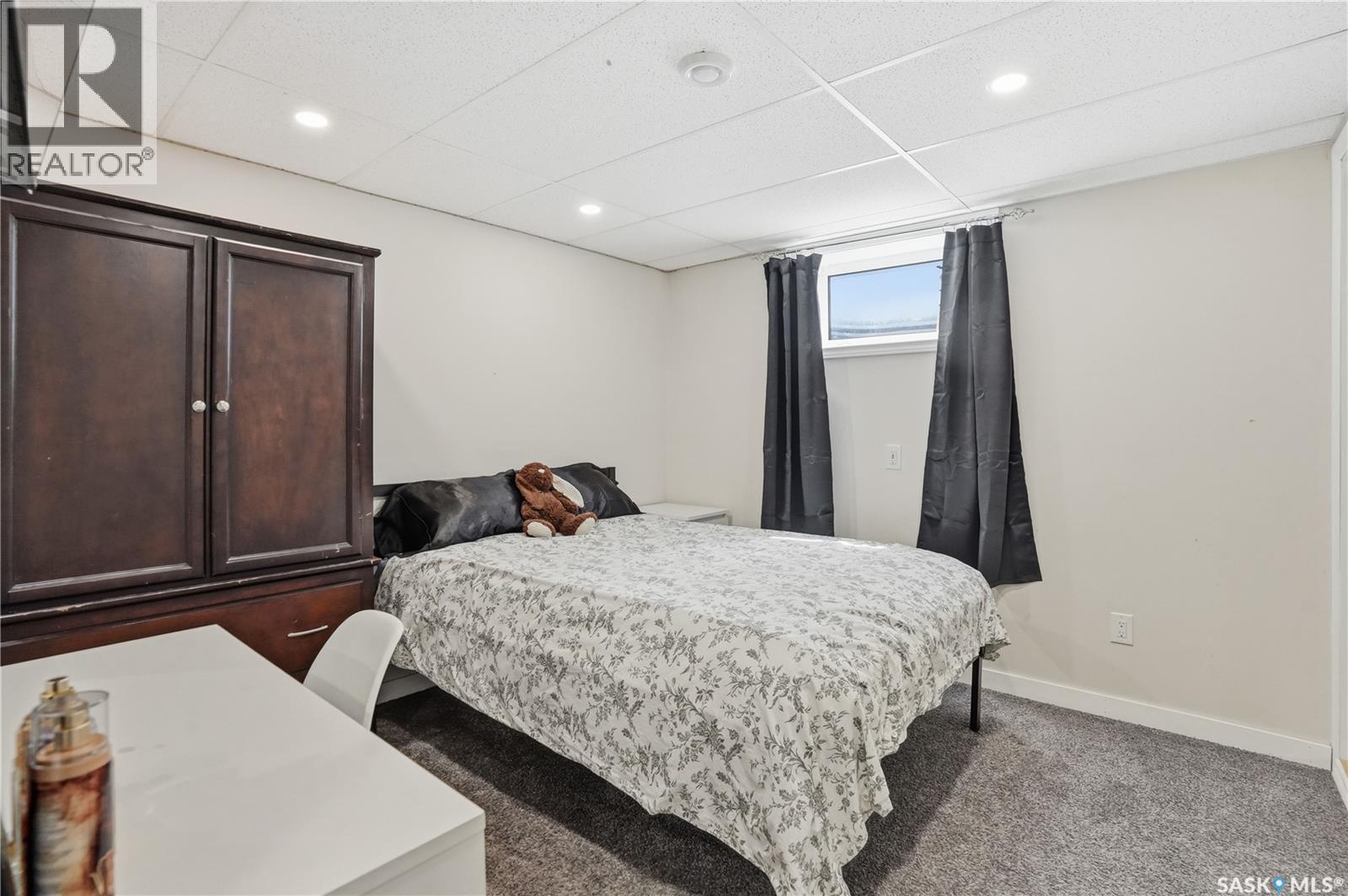 78 Vernon Crescent, Regina, SK - Indoor Photo Showing Bedroom