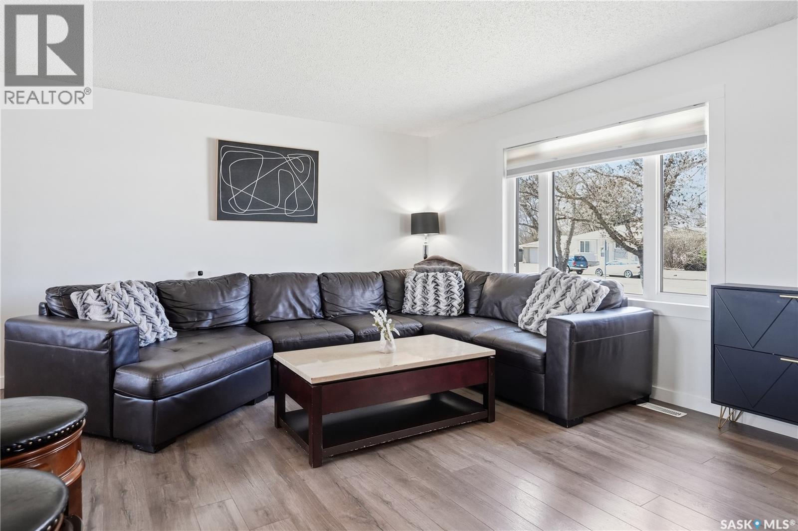 78 Vernon Crescent, Regina, SK - Indoor Photo Showing Living Room