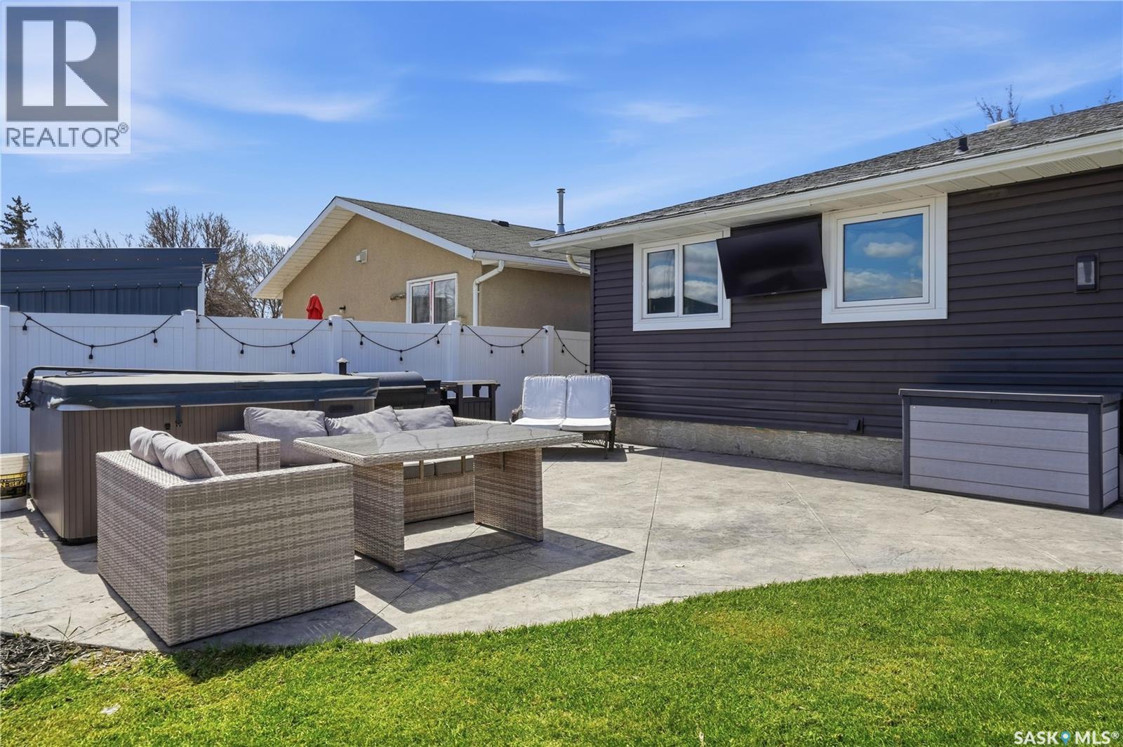 78 Vernon Crescent, Regina, SK - Outdoor