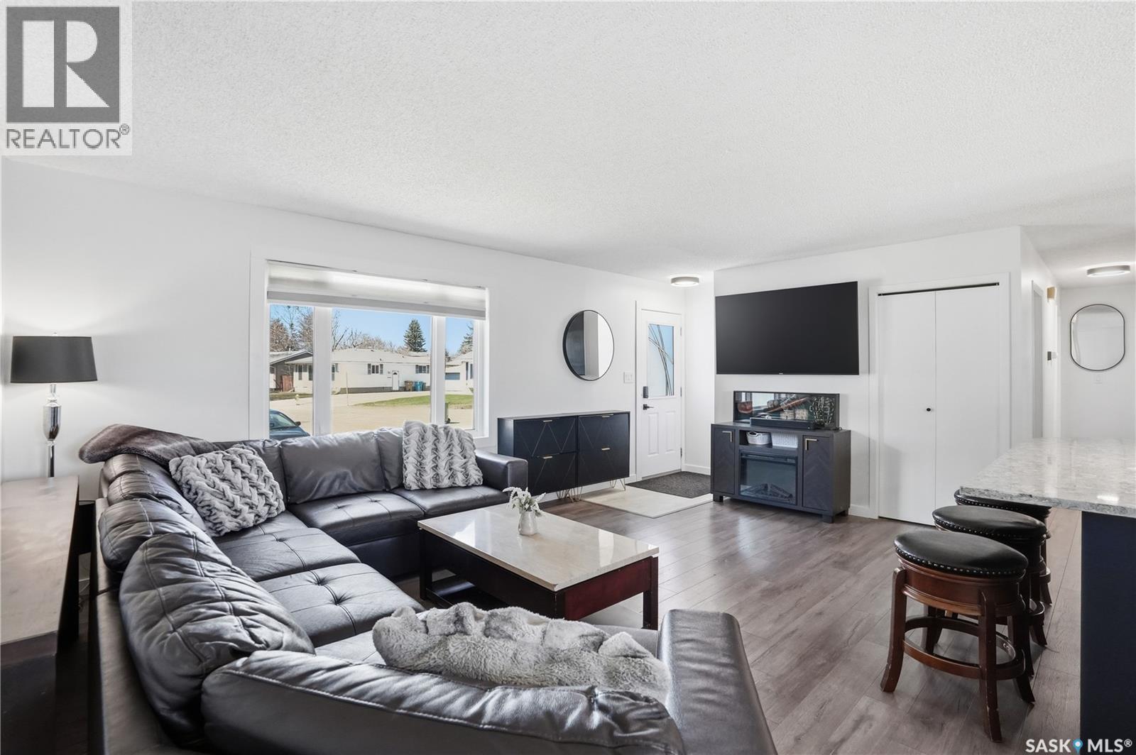 78 Vernon Crescent, Regina, SK - Indoor Photo Showing Living Room