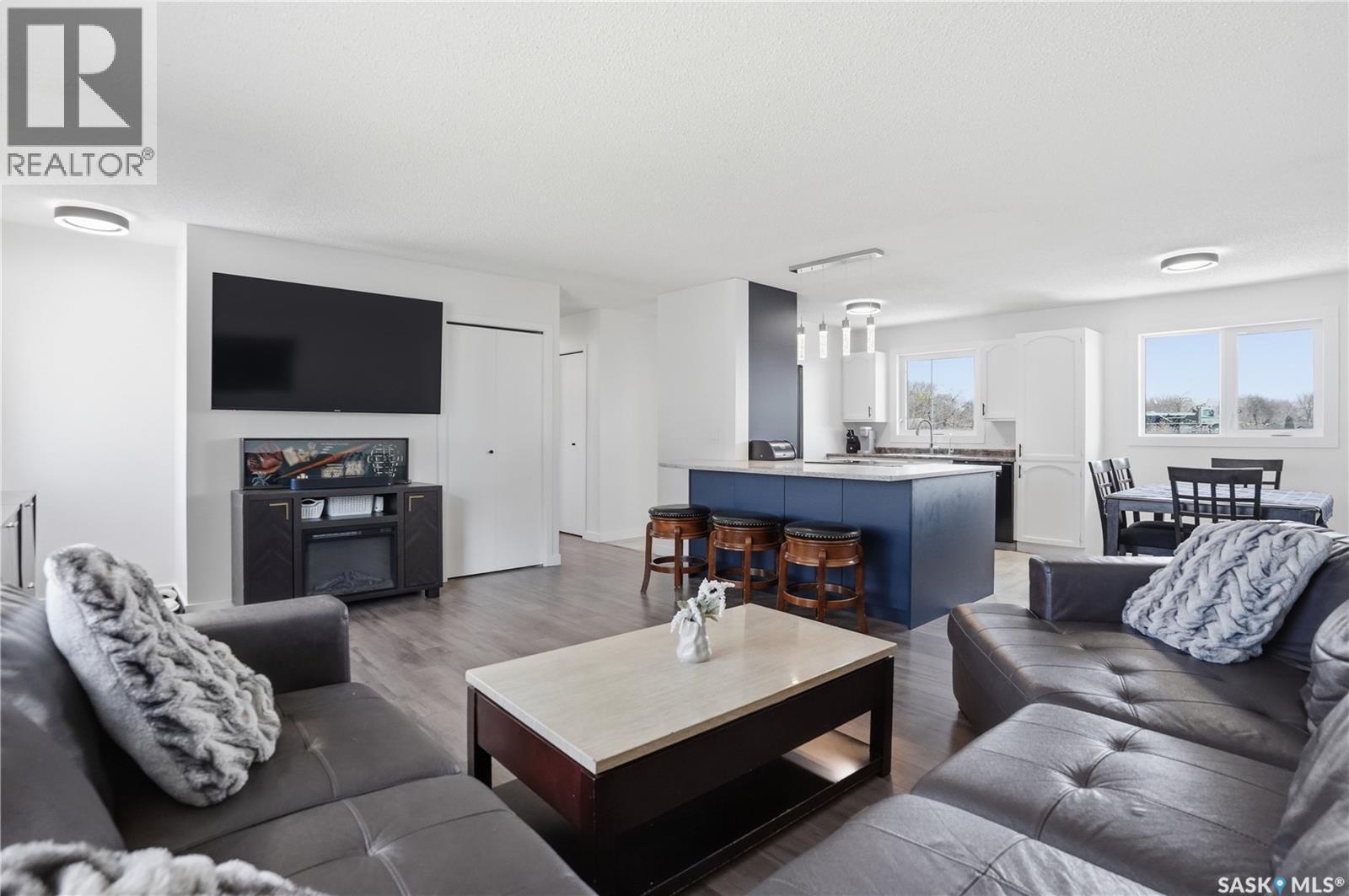 78 Vernon Crescent, Regina, SK - Indoor Photo Showing Living Room