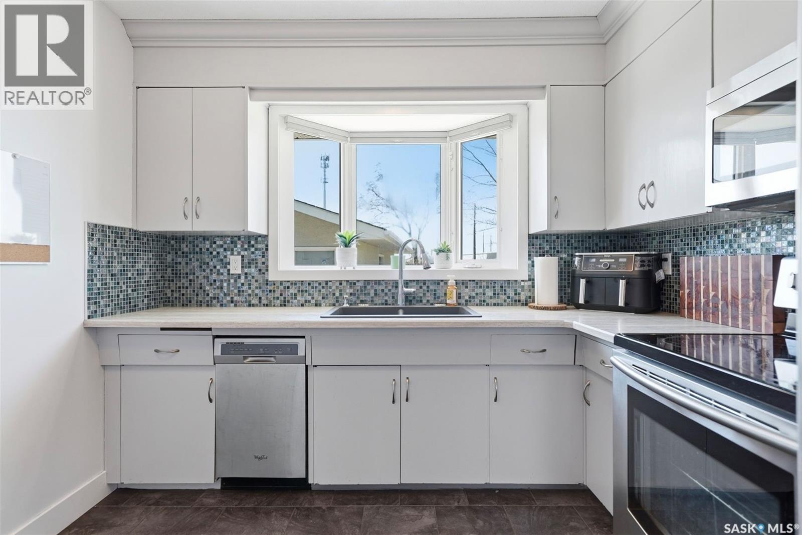 1 Rupert Drive, Saskatoon, SK - Indoor Photo Showing Kitchen