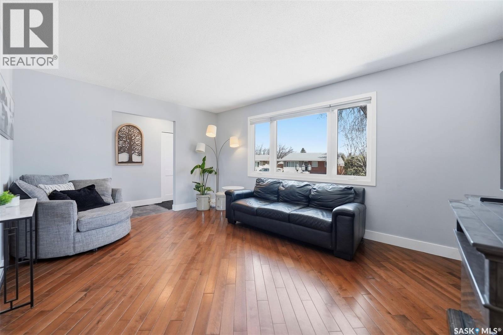 1 Rupert Drive, Saskatoon, SK - Indoor Photo Showing Living Room