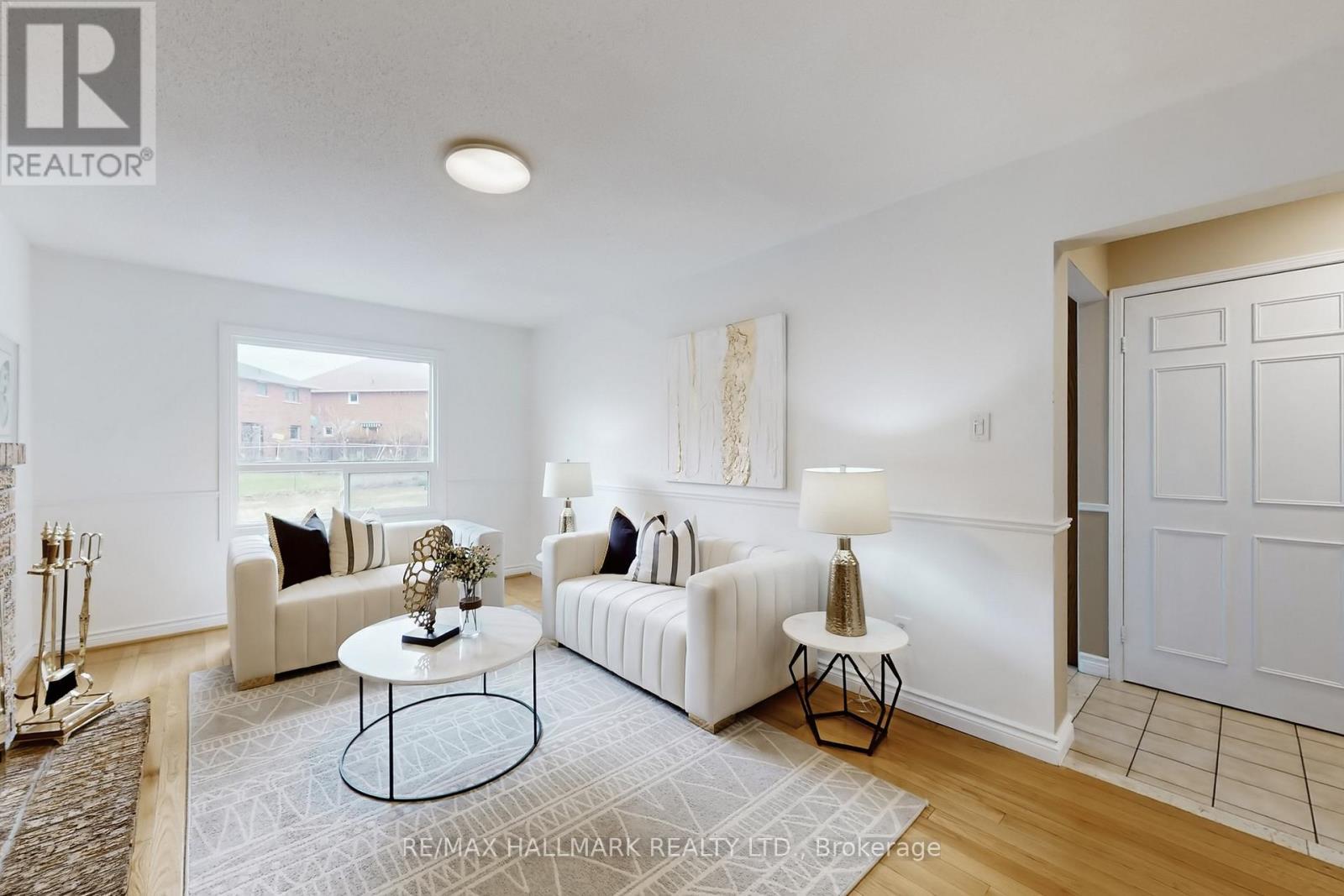 69 Dunbarton Court, Richmond Hill, ON - Indoor Photo Showing Living Room