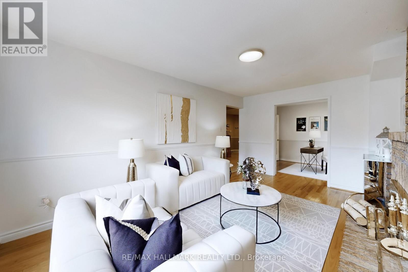 69 Dunbarton Court, Richmond Hill, ON - Indoor Photo Showing Living Room