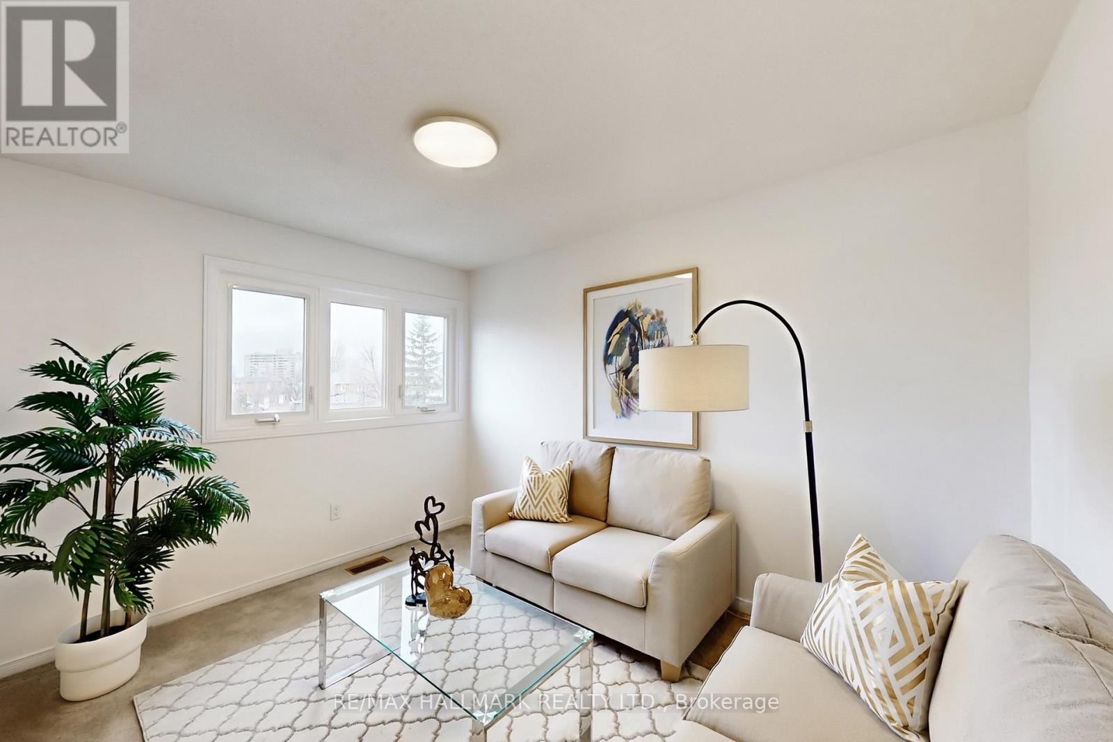 69 Dunbarton Court, Richmond Hill, ON - Indoor Photo Showing Living Room
