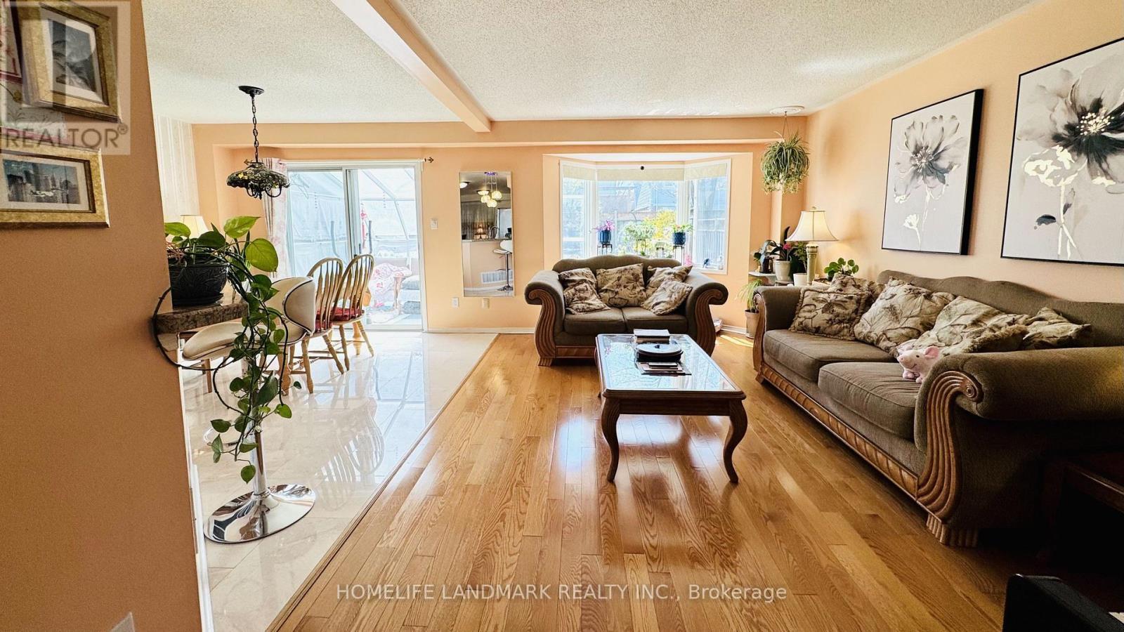 5812 Dalebrook Crescent, Mississauga, ON - Indoor Photo Showing Living Room