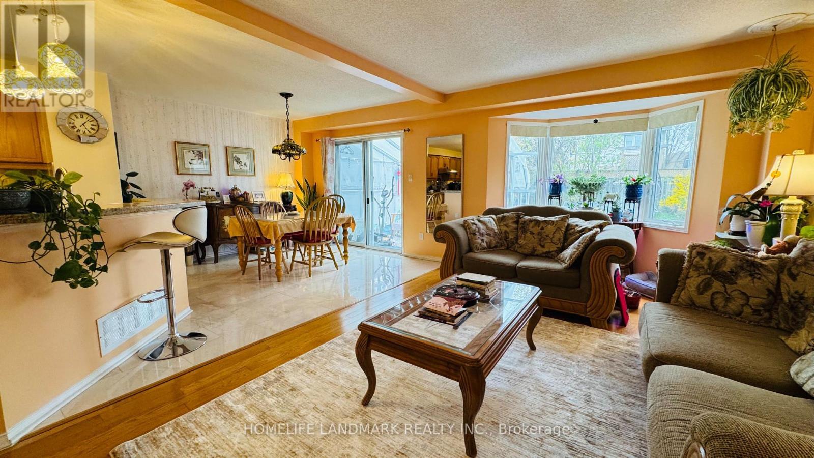 5812 Dalebrook Crescent, Mississauga, ON - Indoor Photo Showing Living Room